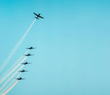 Takım ayıran uçan uçak. Birlikte bir duman terk uçan uçaklar trail. Hava akrobasi uçak. Açık mavi gökyüzü gün. A-29 Super Tucano uçak. Metin için büyük yer.