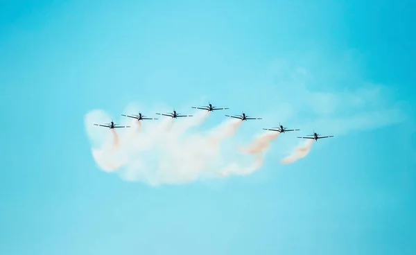 Esquadrão Sete Aviões Voando Juntos Linha Deixando Rastro Fumaça Para — Fotografia de Stock