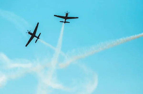 Dwa Samoloty Przekraczania Siebie Nawzajem Ścieżki Niebie Pozostawiając Ślad Dym — Zdjęcie stockowe