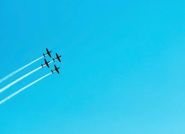 Esquadrão Quatro Aviões Voando Juntos Deixando Rastro Fumaça Para Trás — Fotografia de Stock