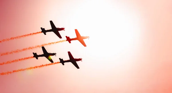 Silhueta Esquadrão Quatro Aviões Voando Juntos Deixando Rastro Fumaça Para — Fotografia de Stock