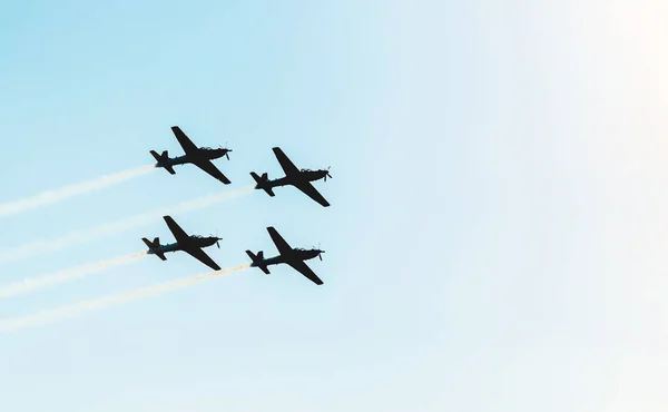 Sylwetka Oddział Cztery Samoloty Lecące Razem Pozostawiając Ślad Dymu Samolotów — Zdjęcie stockowe
