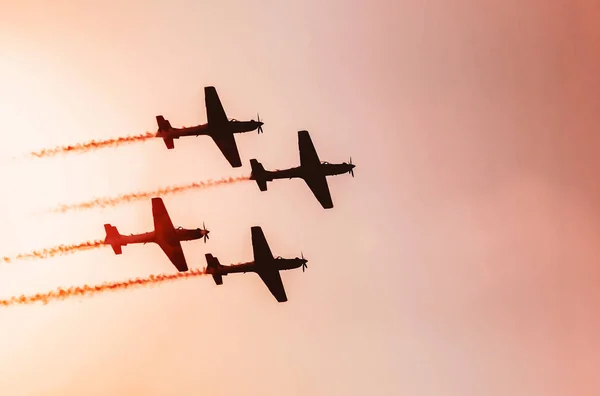 Kadra Cztery Samoloty Lecące Razem Smugą Dymu Zdjęcie Zachód Słońca — Zdjęcie stockowe