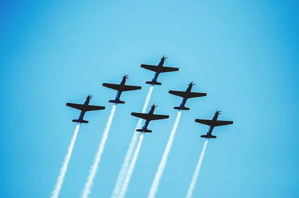 Kadra Sześć Samoloty Lecące Razem Smugą Dymu Dzieje Się Niebie — Zdjęcie stockowe