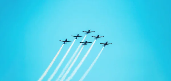 Збірна Шести Аеропланів Flying Разом Залишаючи Дим Слід Позаду Йти — стокове фото