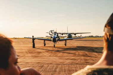 Campo Grande, Brezilya - 09 Eylül 2018: hava gösterdikten sonra sunu, gün batımında fotoğraf Esquadrilha da Fumaca uçaklar Fab dönen seyreden. A-29 Super Tucano uçak. 