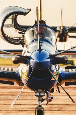 Campo Grande, Brezilya - 09 Eylül 2018: Açık hava gösterisi sunusunu sonra Air Base, gün batımında fotoğraf indi Esquadrilha da Fumaca uçak (Fab) görünümünü. A-29 Super Tucano uçak. 