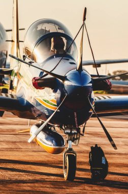 Campo Grande, Brezilya - 09 Eylül 2018: hava gösterdikten sonra sunu Esquadrilha da Fumaca uçak (Fab) hava üssünde indi. A-29 Super Tucano uçak. 