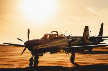 Campo Grande, Brezilya - 09 Eylül 2018: hava gösterdikten sonra sunu, gün batımında fotoğraf Esquadrilha da Fumaca uçak (Fab) hava üssünde indi. A-29 Super Tucano uçak. 