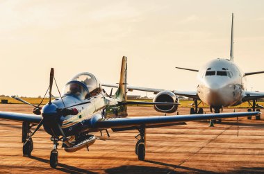Campo Grande, Brezilya - 09 Eylül 2018: hava gösterdikten sonra sunu Esquadrilha da Fumaca uçak (Fab) hava üssünde indi. A-29 Super Tucano uçak. 