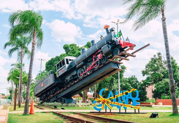 Campo Grande, Brezilya - 29 Ekim 2018: Anıt büyük bir siyah tren gökyüzüne kadar meyilli. Memorial Orla Ferroviaria (Avenida Calogeras), Ferroviario (Maria fumaca). Şehrin tarihi işareti.