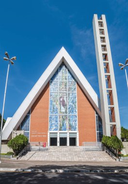Londrina - Pr, Brezilya - 12 Aralık 2018: Açık Catedral Metropolitana de Londrina (Sagrado Coracao de Jesus) Katedrali. Açık havada. Üçgen şekli Kilise mimarisi.