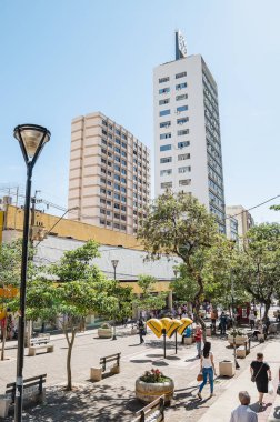 Londrina - Pr, Brezilya - 12 Aralık 2018: Parana avenue, dükkanlar, ticaret, yerel halkın ve tarihi binaları ile sokak ana şehir. Yöre halkı tarafından Calcadao (Calcadao de Londrina bilinen).