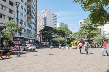 Londrina - Pr, Brezilya - 12 Aralık 2018: Parana avenue, şehir merkezinde ticaret, yerel halkın ve tarihi binaları ile sokak. Gabriel Martins Meydanı. Calcadao (Calcadao de Londrina).