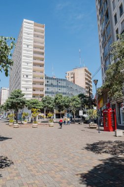 Londrina - Pr, Brezilya - 12 Aralık 2018: Parana avenue, dükkanlar, ticaret, yerel halkın ve tarihi binaları ile sokak ana şehir. Yöre halkı tarafından Calcadao (Calcadao de Londrina bilinen).