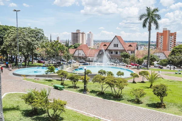 Londrina - Pr, Brezilya - 12 Aralık 2018: Kamu kare Praça Rocha şehir canlanmış Pombo (Praça Rocha Pombo) denir..