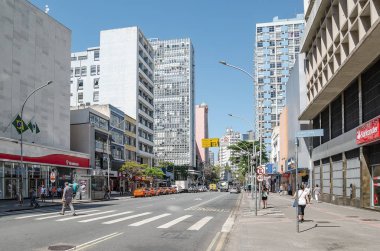 Curitiba - Pr, Brezilya - 14 Aralık 2018: Şehir merkezinde sokak Marechal Deodoro. Ticaret, yerel halkın ve trafik. 