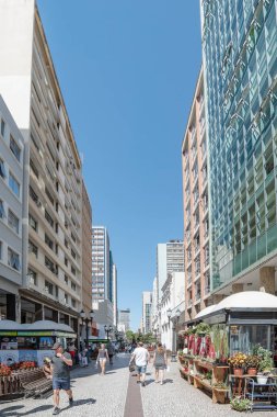 Curitiba - Pr, Brezilya - 14 Aralık 2018: Yüksek binaların şehir Caddesi'nin Xv de Novembro. Rua das Flores. Turistik yer. Ticaret, yerel halkın.