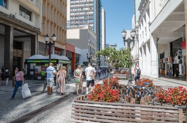 Curitiba - Pr, Brezilya - 14 Aralık 2018: Şehir merkezinde sokak Xv de Novembro. Rua das Flores. Turistik yer, çiçekli sokak, tarihi şehir. Ticaret, yerel halk ve turistler.