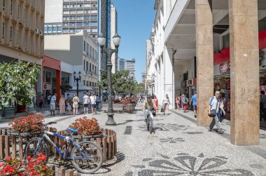 Curitiba - Pr, Brezilya - 14 Aralık 2018: Şehir merkezinde sokak Xv de Novembro. Rua das Flores. Turistik yer, çiçekli sokak, tarihi şehir. Ticaret, yerel halk ve turistler.
