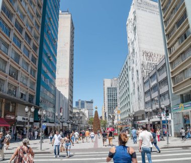 Curitiba - Pr, Brezilya - 14 Aralık 2018: Şehir merkezinde sokak Xv de Novembro dikey Panoraması. Rua das Flores. Turistik yer. Ticaret, insanlar, yayalar yaya geçidi üzerinde.