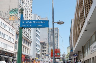 Curitiba - Pr, Brezilya - 14 Aralık 2018: Sokak işareti şehir sokak Xv de Novembro. Sokak adı ile plaka. Rua das Flores. Turistik yer.