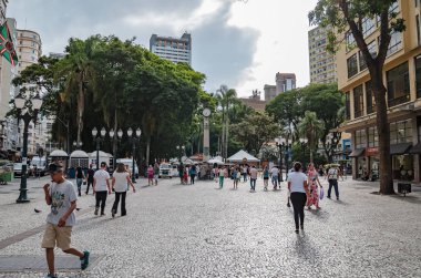 Curitiba - Pr, Brezilya - 15 Aralık 2018: Şehir merkezinde sokak Luiz Xavier ve saat Relogio da Praça genel Osorio arka plan üzerinde. Rua das Flores devamıdır. Turistik yer. 