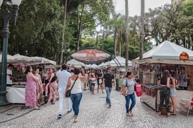 Curitiba - Pr, Brezilya - 15 Aralık 2018: yiyecek ve el sanatları, açık hava Feira da Praça genel Osorio fuarında satan dükkanlar. Yerel halk ve turistler Fuar şehir.