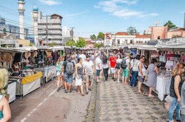 Curitiba - Pr, Brezilya - 16 Aralık 2018: Feira denilen Pazar günleri Fuarı, Largo da Ordem Curitiba tarihi şehir yaparlar. Şehrin turistik yer.