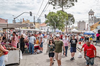 Curitiba - Pr, Brezilya - 16 Aralık 2018: Feira denilen Pazar günleri Fuarı, Largo da Ordem Curitiba tarihi şehir yaparlar. Şehrin turistik yer.