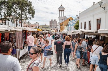 Curitiba - Pr, Brezilya - 16 Aralık 2018: Feira denilen Pazar günleri Fuarı, Largo da Ordem Curitiba tarihi şehir yaparlar. Şehrin turistik yer.