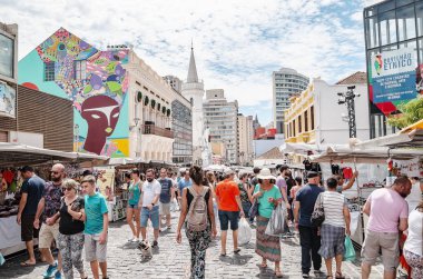 Curitiba - Pr, Brezilya - 16 Aralık 2018: Feira denilen Pazar günleri Fuarı, Largo da Ordem Curitiba tarihi şehir yaparlar. Şehrin turistik yer.