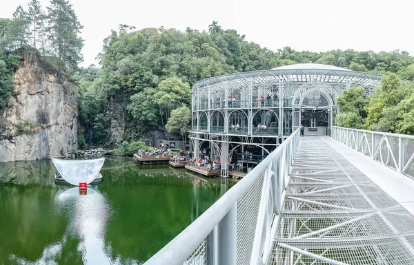 Curitiba - Pr, Brezilya - 16 Aralık 2018: Parque das Pedreiras Park'ta Opera de bitkilerinden (tel opera). Kültürel turistik yer, Curitiba sembolik simge. Tübüler yapısının mimarisi.
