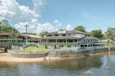 Morretes - Pr, Brezilya - 17 Aralık 2018: Yöre halkı ve turistlerin güneşli bir günde Nhundiaquara nehirde yüzme. Ponte de Ferro şehrin bazı yerel restoranlar ve demir köprü.