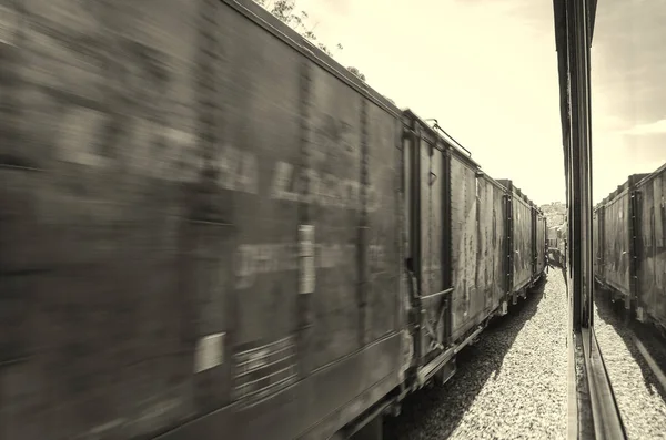 Wagons Van Een Lading Trein Passeren Snel Naast Andere — Stockfoto