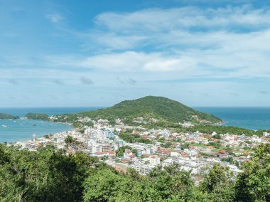 Bombinhas - Sc, Brezilya. Panoramik Bombinhas turistik şehir ve bazı plajlar tepenin çevresinde mavi deniz. Güzel güneşli bir kıyı kenti.