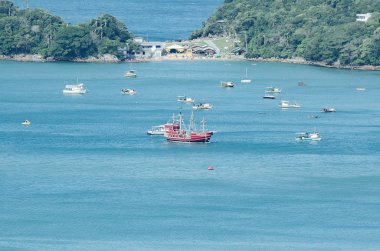Bombinhas - Sc, Brezilya - 18 Aralık 2018: Praia da Sepultura plaj önünde yelken turistik kırmızı gemi. Korsan gemisi Fink Vermelho (Kızıl Ejder) Turizm Bombinhas çevresinde yapan olarak bilinen.