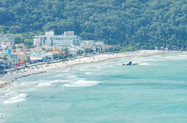 Bombinhas - Sc, Brezilya - 18 Aralık 2018: Praia de Bombas Bombinhas şehir sahilde hava görünümünü. Turizm sezonu, insanlar sahilde.