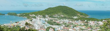 Bombinhas - Sc, Brezilya - 18 Aralık 2018: Panoramik Bombinhas şehir sahil. Şehir bina ve plajlar Praia da Sepultura, Praia da Lagoinha ve Praia de Quatro Ilhas.