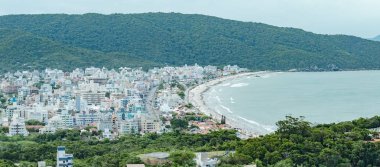 Bombinhas - Sc, Brezilya - 18 Aralık 2018: Panoramik Bombinhas şehir ve Praia de Bombas. Turizm sezonu, şehir bina, ana cadde Leopoldo Zarling ve yıkananlara Bombas sahilde.