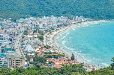 Bombinhas - Sc, Brezilya - 20 Aralık 2018: Panoramik Bombinhas şehir ve Praia de Bombas. Turizm sezonu, şehir binaları, güneşli, ana cadde Leopoldo Zarling ve yıkananlara Bombas Plajı'nda.