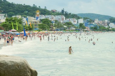 Bombinhas - Sc, Brezilya - 21 Aralık 2018: Görünüm Praia de Bombinhas güneşli bir plaj. Sezon plaj tatil, deniz üzerinde birçok yıkananlara.
