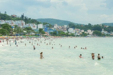 Bombinhas - Sc, Brezilya - 21 Aralık 2018: Görünüm Praia de Bombinhas güneşli bir plaj. Sezon plaj tatil, deniz üzerinde birçok yıkananlara.