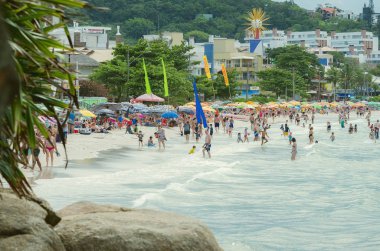 Bombinhas - Sc, Brezilya - 21 Aralık 2018: Görünüm Praia de Bombinhas güneşli bir plaj. Sezon plaj tatil, deniz üzerinde birçok yıkananlara.