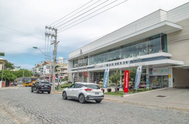 Bombinhas - Sc, Brezilya - 23 Aralık 2018: Puntablu alışveriş. Bombinhas şehir ana alışveriş merkezi.