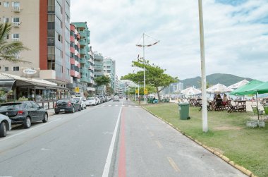 Itapema - Sc, Brezilya - 26 Aralık 2018: Sahil caddesi Avenida Beira Mar. binalar şehrin seafront, Meia Praia Itapema beach bir sokakta. Turistik sahil kasabası. 