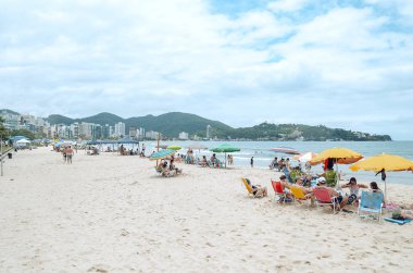 Itapema - Sc, Brezilya - 26 Aralık 2018: Meia Praia Itapema Plajı'nda insanlar. Yüksek sezonunda, yıkananlara önünde denizin, kumun üzerinde güzel yaz günü turistik plaj.
