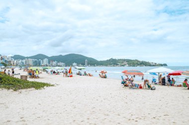 Itapema - Sc, Brezilya - 26 Aralık 2018: Meia Praia Itapema Plajı'nda insanlar. Yüksek sezonunda, yıkananlara önünde denizin, kumun üzerinde güzel yaz günü turistik plaj.