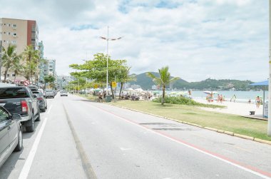 Itapema - Sc, Brezilya - 26 Aralık 2018: Sahil caddesi Avenida Beira Mar. binalar şehrin seafront, Meia Praia Itapema beach bir sokakta. Turistik sahil kasabası. 