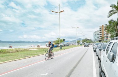 Itapema - Sc, Brezilya - 26 Aralık 2018: Sahil caddesi Avenida Beira Mar. binalar şehrin seafront, Meia Praia Itapema beach bir sokakta. Turistik sahil kasabası. 